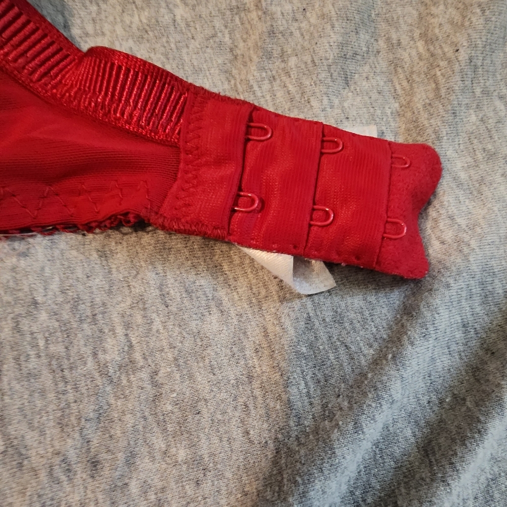 Red padded bra. - Picture 4 of 4